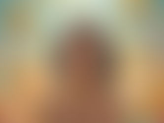 Mulher sorrindo no meio de vários smiles extremamente felizes