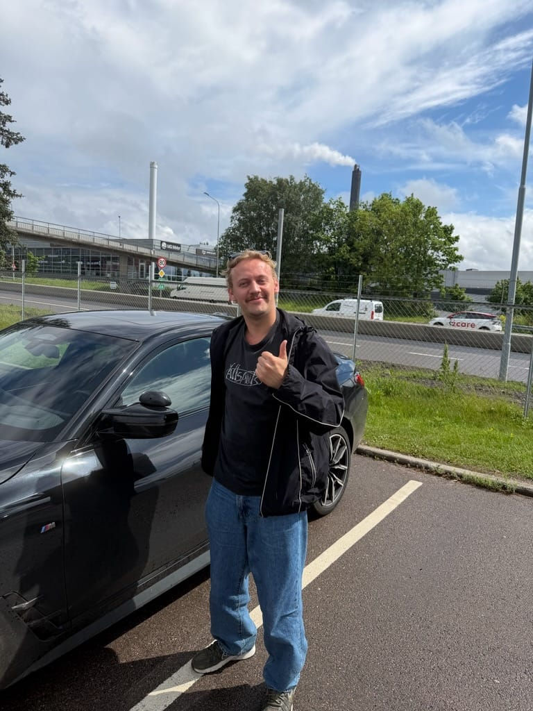 Aksel Xavier Rustad gratulerer med førerkortet