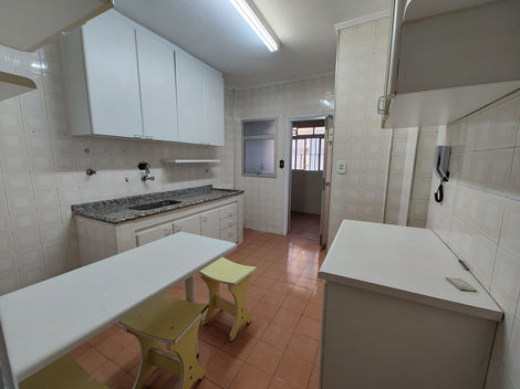 Cozinha com mobília básica e acabamento neutro, equipada com pia, armários