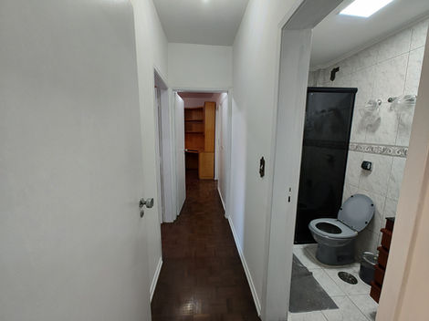 Banheiro com mobília básica, incluindo pia, vaso sanitário e espelho.