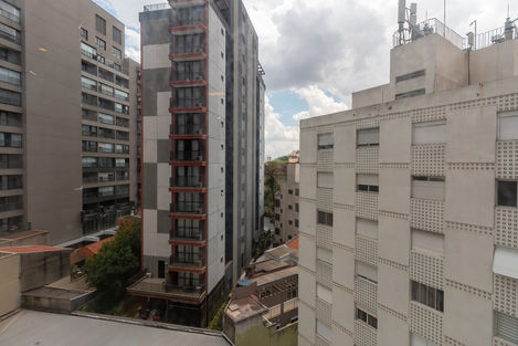 "Vista urbana a partir das janelas amplas do studio, mostrando a região da Vila Mariana e sua paisagem moderna."