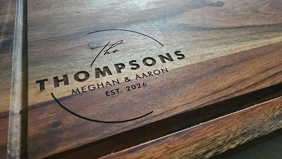 Miniature : Planche à découper personnalisée pour couple | Cadeau de mariage et de pendaison de crémaillère personnalisé