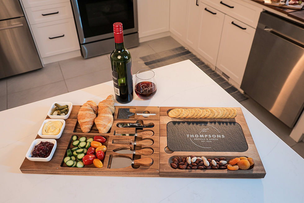 Miniature : Planche à Charcuterie Personnalisée — Le Cadeau Idéal pour une Pendaison de Crémaillère