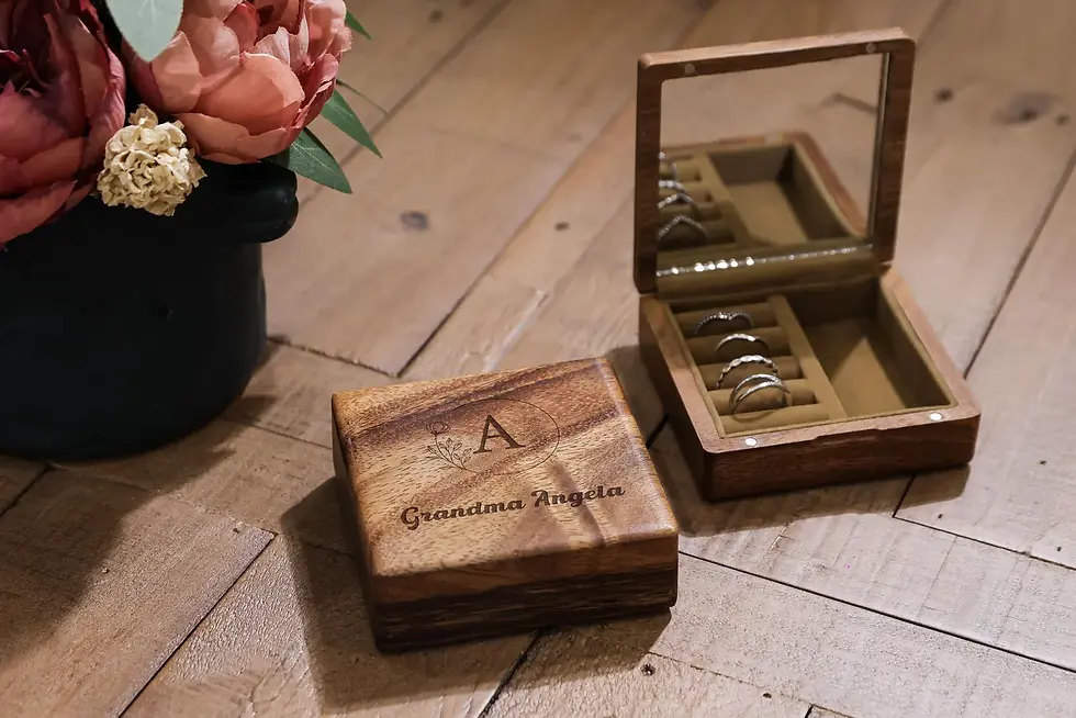 Miniature : Boîte à bijoux de voyage en bois personnalisée, gravée de motifs floraux – Cadeau pour grand-maman