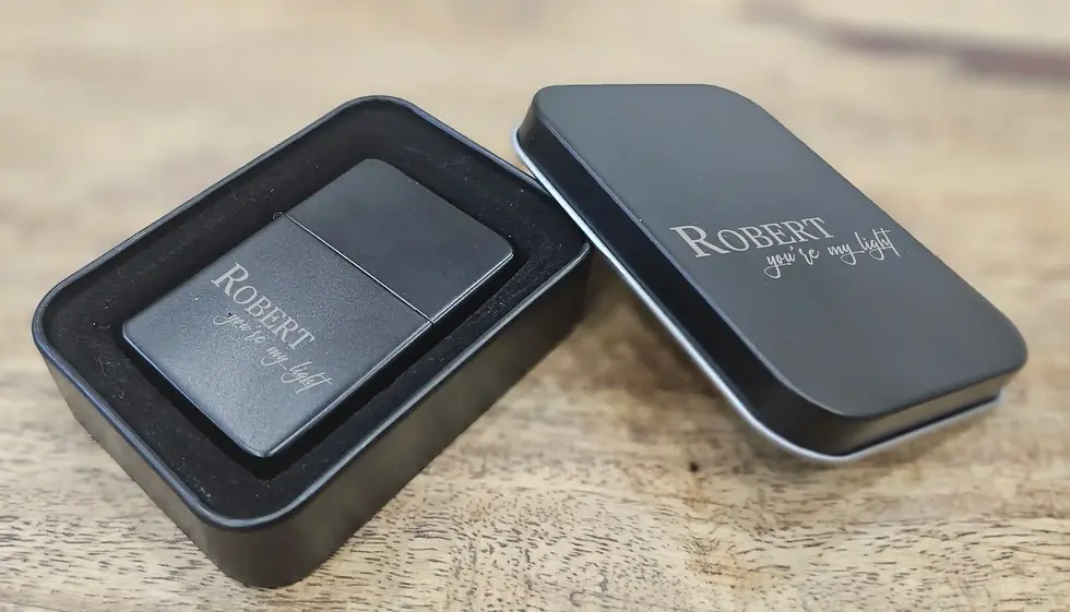 Miniature : Briquet à Couvercle Flip Noir Mat Personnalisé – Un Cadeau Unique pour la Saint-Valentin