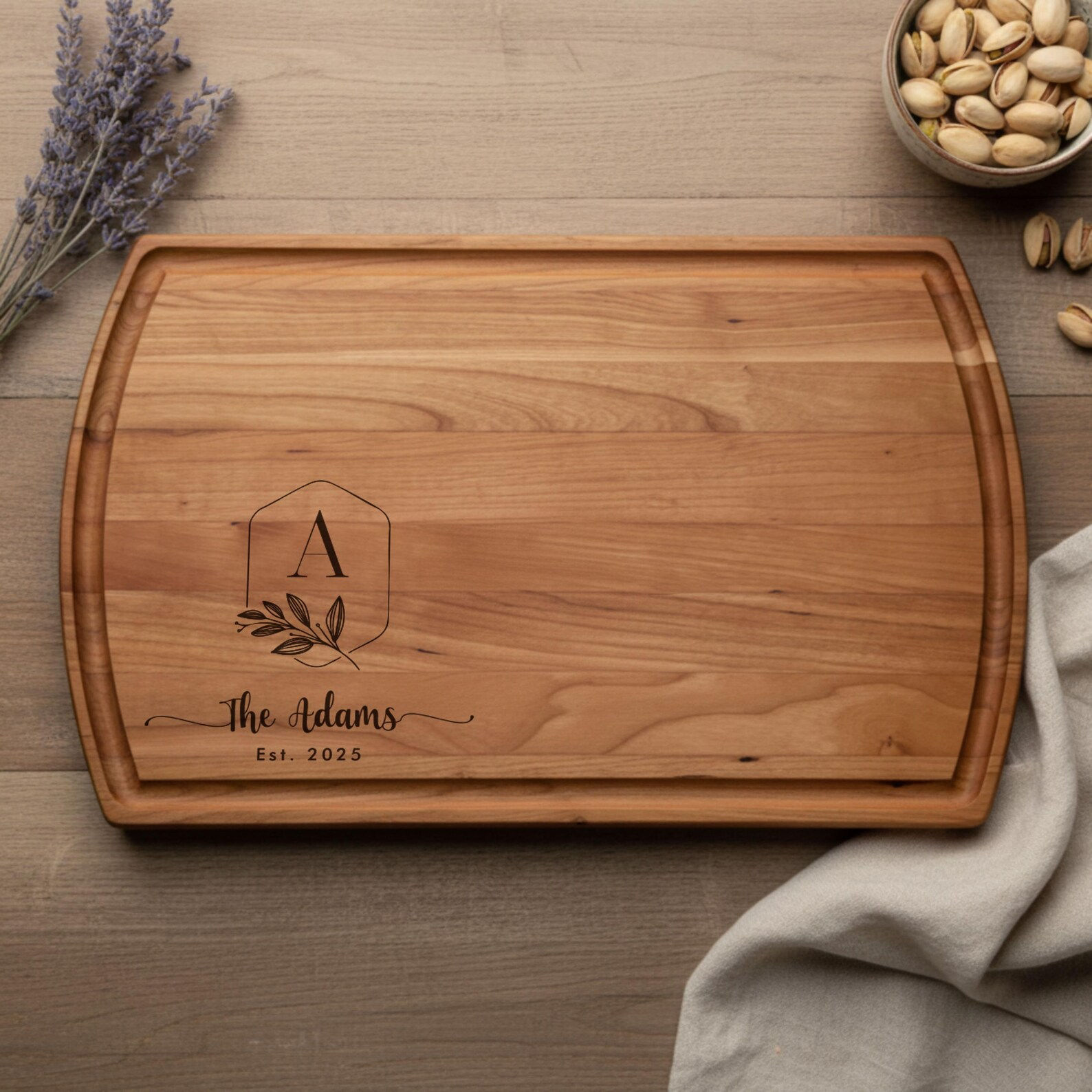 Planche à découper monogrammée gravée pour jeunes mariés — Cadeau de mariage