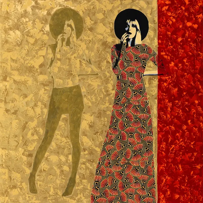 A luminous reflection of elegance and contrast in warm gold and vibrant red tones.