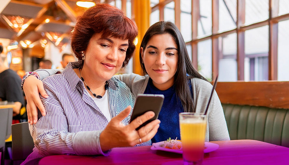 Señora utilizando App Nexa para usar sus alcancías de ahorro.
