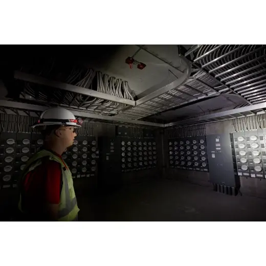 Miniatura: Lámpara para casco recargable mediante USB REDLITHIUM™ Milwaukee