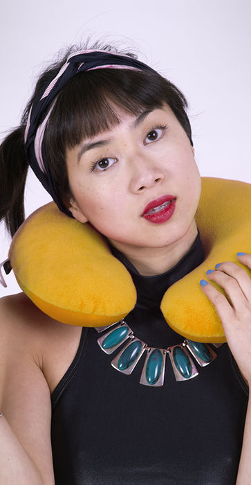 Debora-nishimoto-en-Backpackers-comedia-de-Lucio-bazzalo-teatro-argentino-exito