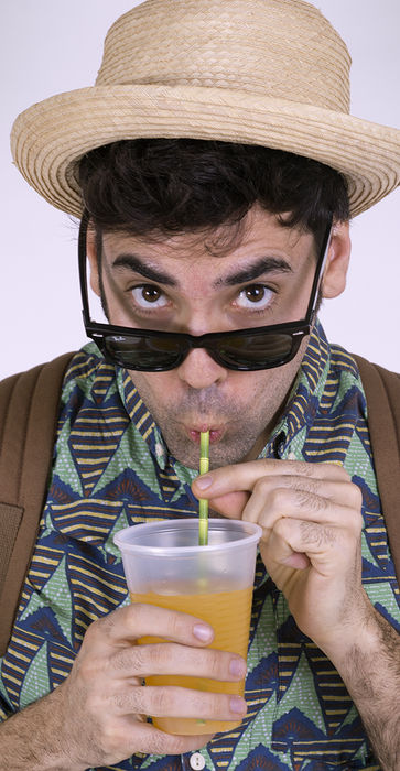 Emiliano-pandelo-en-Backpackers-comedia-de-Lucio-bazzalo-teatro-argentino-exito