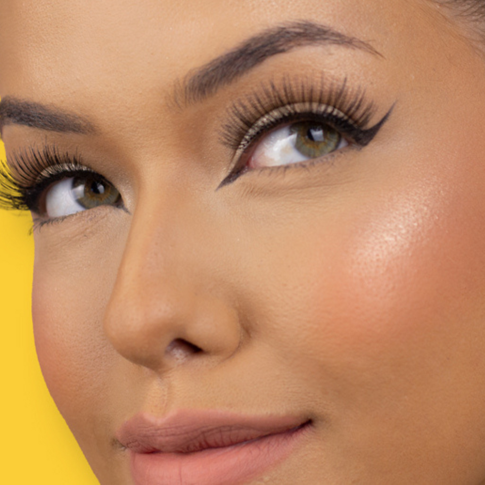 Close no rosto de uma modelo branca de olhos verdes, ela está usando maquiagem e vemos que seus olhos estão delineados no canto interno e externo em gatinho.