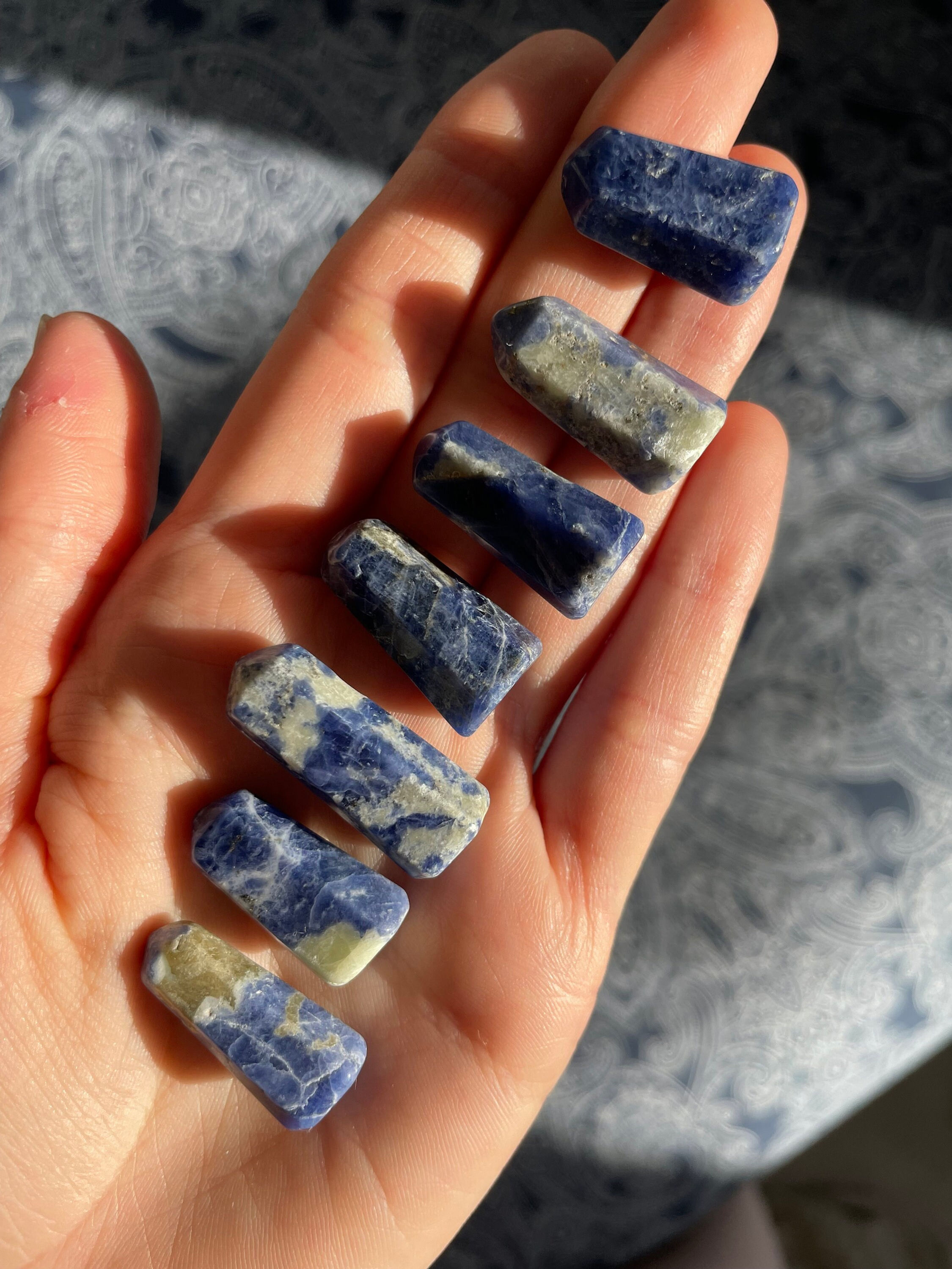 Mini Sodalite Crystal Point – Stone for Clarity, Truth & Inner Peace