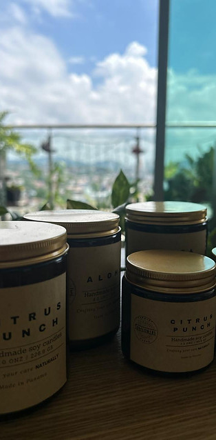 Velas de cera de soja, envase color ambar tapa dorada estilo artesanal