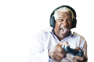 signore con capelli bianchi con le cuffie, con in mano un controller della playstation