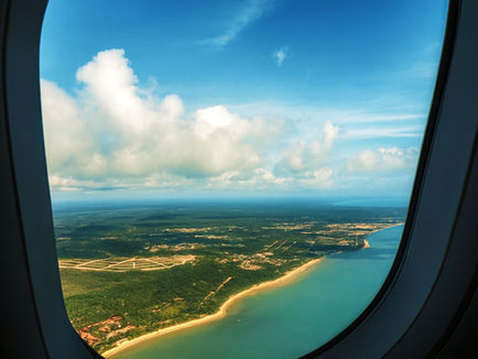 Vista aérea da costa de Porto Seguro a partir de uma janela de avião