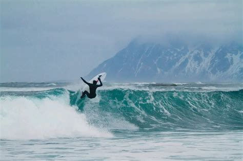 vincent-colliard-surfing-lofoten