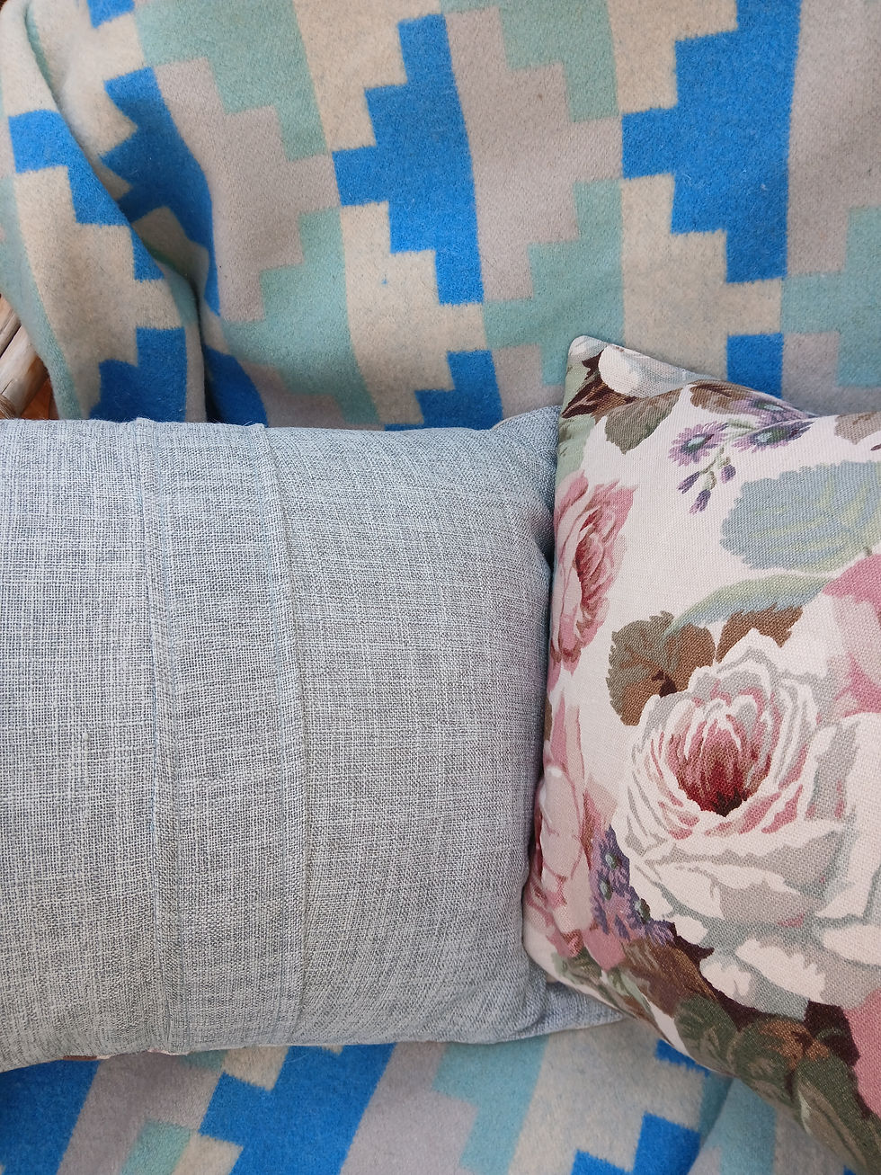 Thumbnail: Vintage Roses Breakfast Cushion