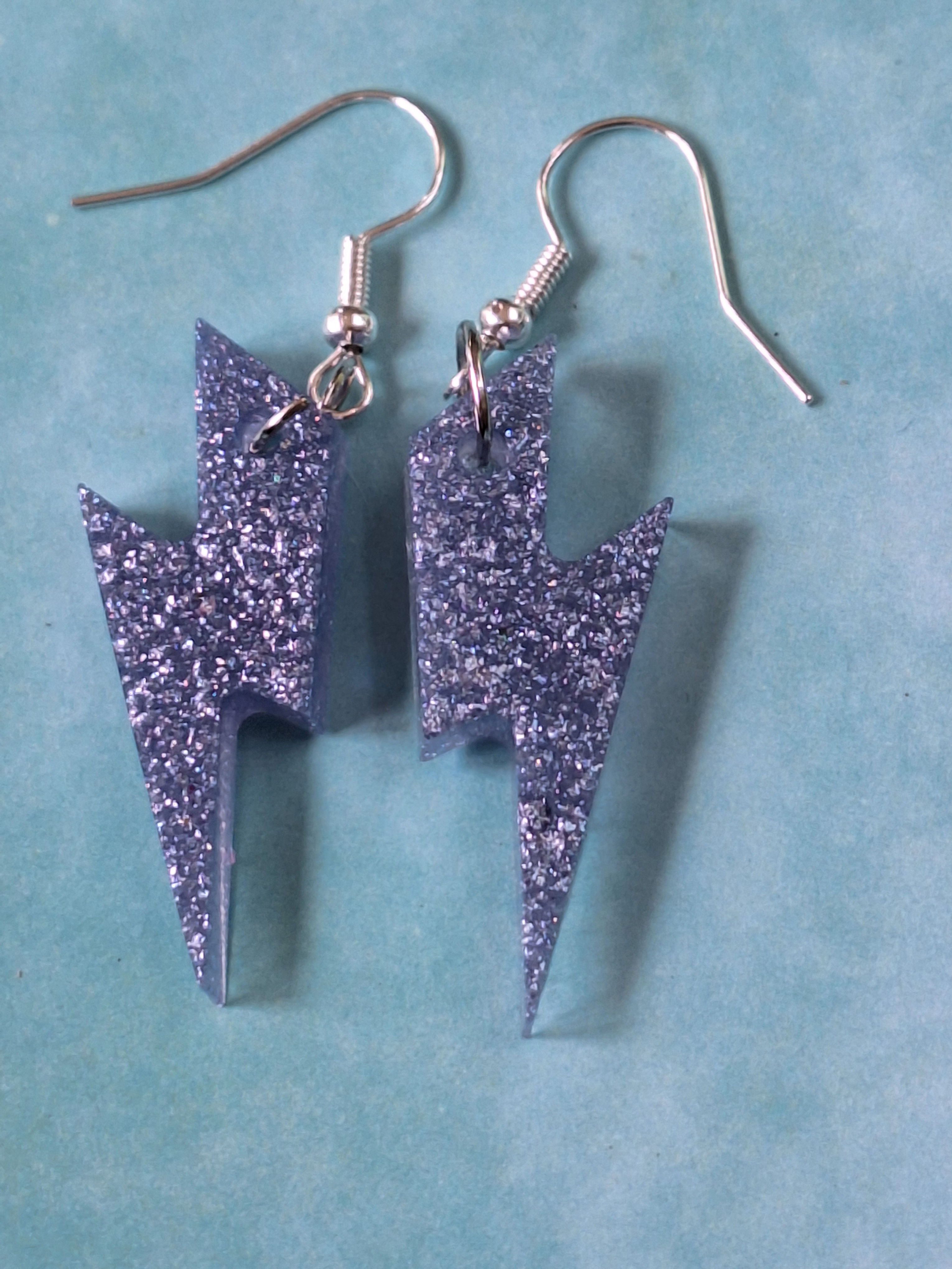 Lialc/silver glitter small lightning bolt earrings