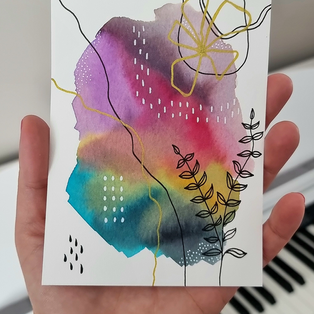 Abstrakte Komposition mit weichen Farbverläufen in Pink, Blau, Gelb und Violett, ergänzt durch florale Linien und dekorative Punkte.