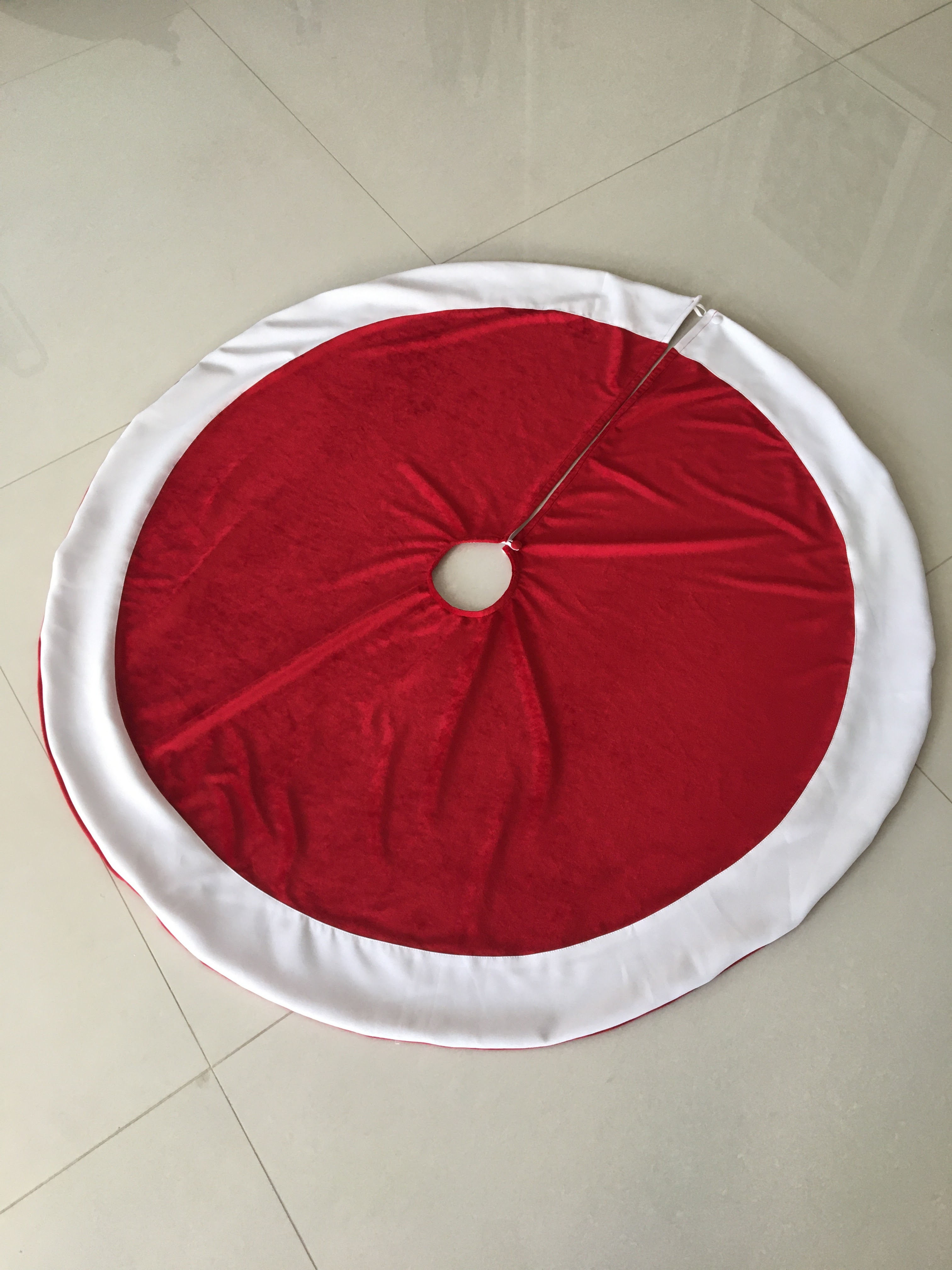 Saia de Árvore Personalizada Vermelha e Branca Plush e Suede 1,50cm