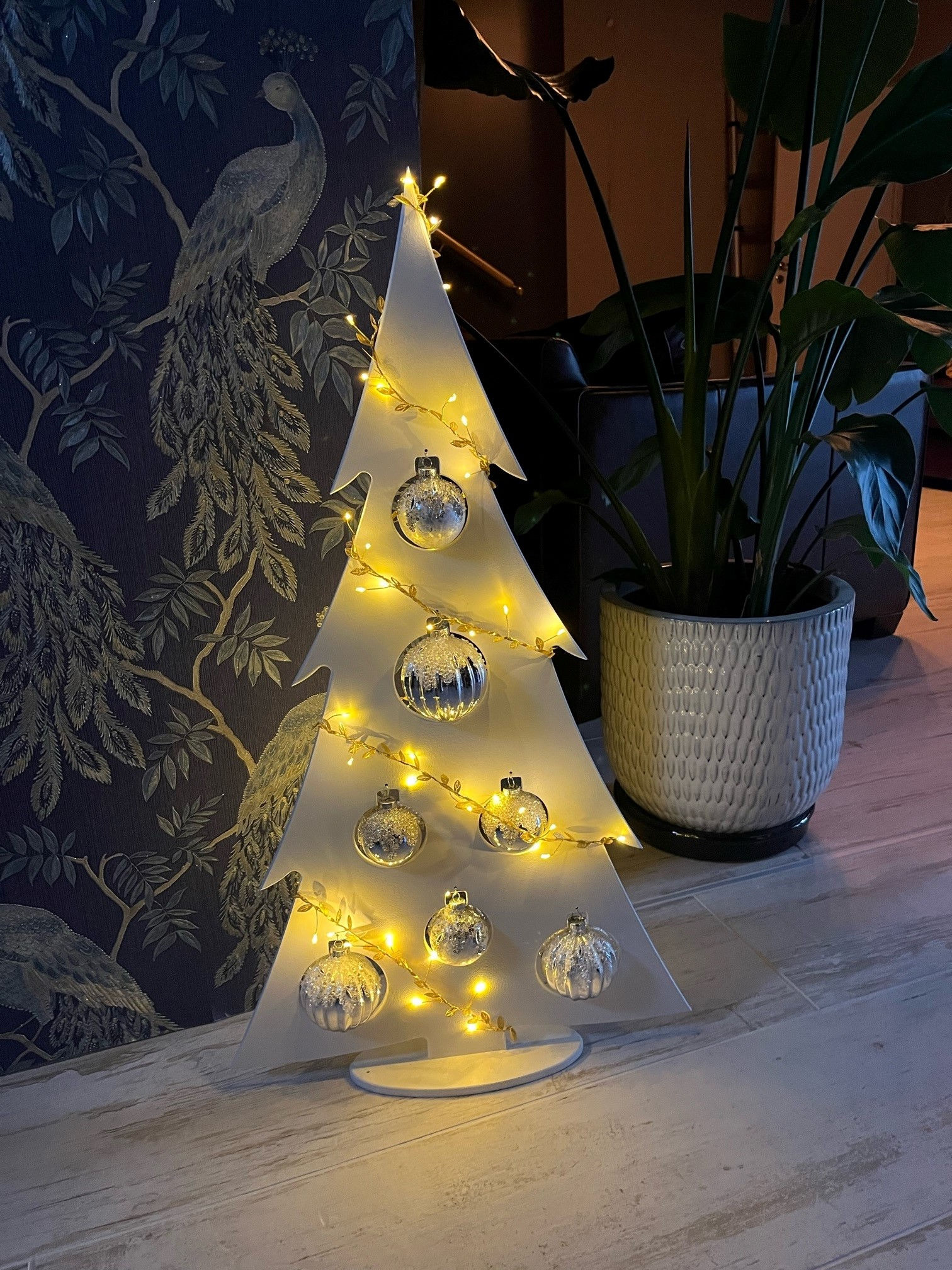 Juletre  86.cm ( med glasskuler og lys )