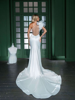 Figurbetontes Brautkleid mit asymmetrischer Schulter mit Volants