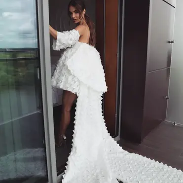 Kurzes Brautkleid mit abnehmbarer Schleppe und Puffärmeln