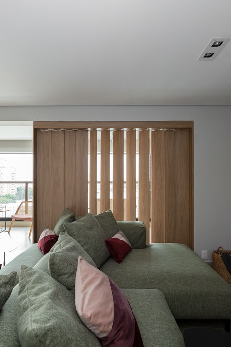 sala de tv com venezianas para fechar a sala de tv