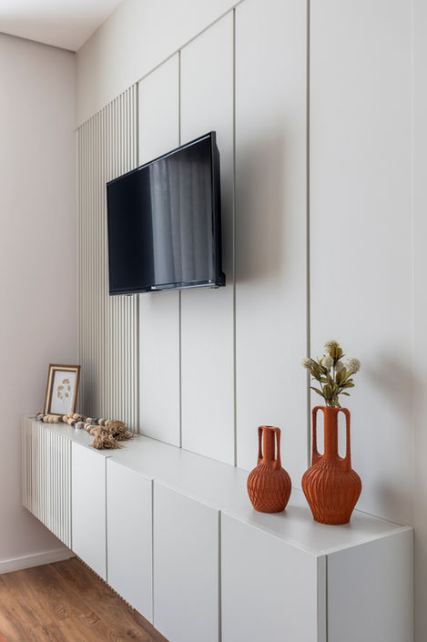 Painel de tv branco em quarto de casal