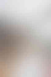 sala de estar em madeira, tons de verde e mármore