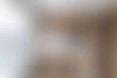 área gourmet com bancada e banquetas alta