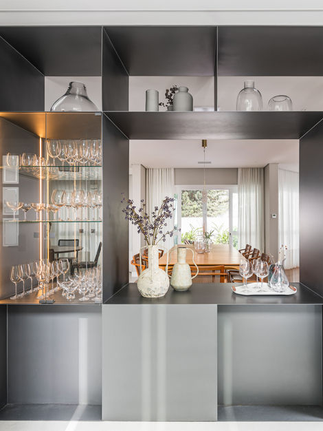 estante em metal com taças de cristais