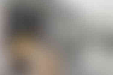 cozinha em tons de preto e madeira, parede com letterning em giz