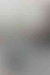 sala de estar com poltrona em cinza e detalhes em preto e vermelho