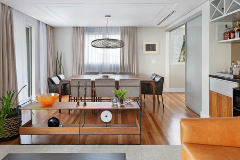 sala de estar e jantar com detalhes em preto e laranja