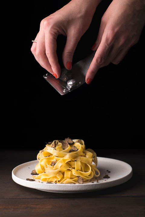 WOMAN SLIDING TRUFFLE ON PASTA