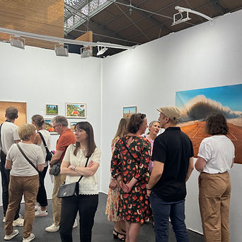 Julie Fratoni, artiste basée à Paris, explore l’art contemporain du tennis à travers des créations IA innovantes.