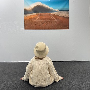 Julie Fratoni, artiste basée à Paris, explore l’art contemporain du tennis à travers des créations IA innovantes.