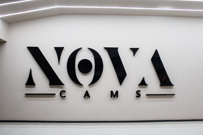 NovaCams Logo en Pared