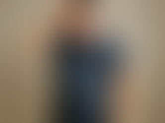 Ein mittelalter Mann mit Bauchfett steht auf der Waage und versteht nicht, warum es mit dem Abnehmen nicht funktioniert.