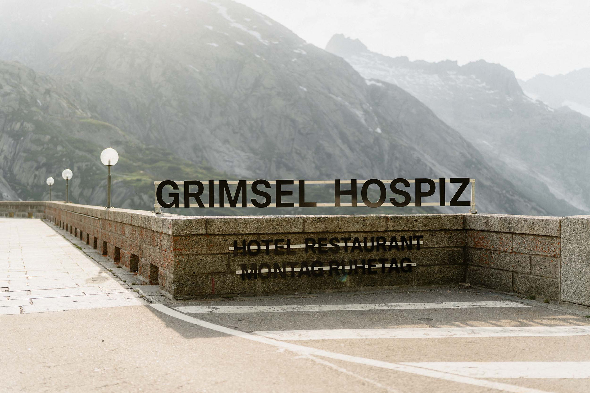 Der Wegweiser mit der Aufschrift "Grimsel Hospiz".