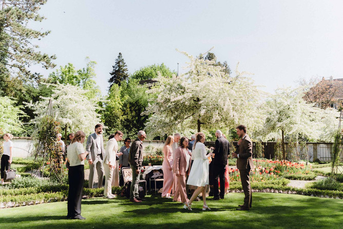 Die Gäste in einer Weitwinkelaufnahme im Rosengarten des Schloss Bümpliz in Bern.