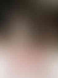 Liebevoll dekorierter Hochzeitstisch mit rosa Blumenarrangement und modernen Details