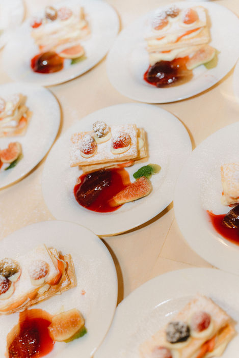 Dessertteller mit Gebäck und roter Beerensauce.