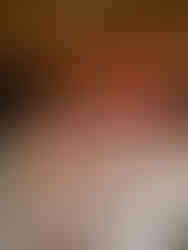 Festlich gedeckte Hochzeitstafel in der Walzhalle Münchenstein mit floraler Dekoration und Neon-Schriftzug „Til Death“