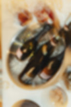 Eine Detailaufnahme mit Bewegungsunschärfe der Champagnerflaschen in einem Kühleimer.