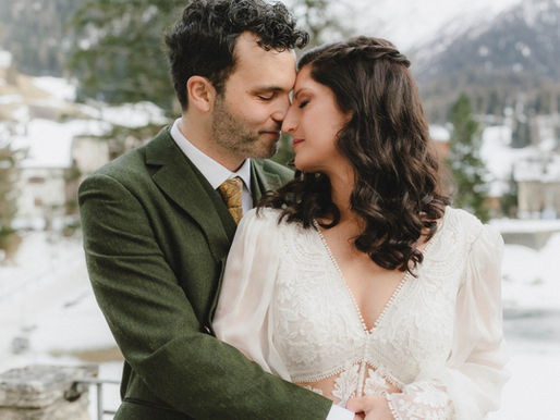 Brautpaar Lisa und Ralph bei ihrer Winterhochzeit in Bergün im Januar vor verschneiter Bergkulisse