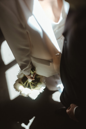 Detailaufnahme von oben des Brautstrausses aus weissen Rosen.