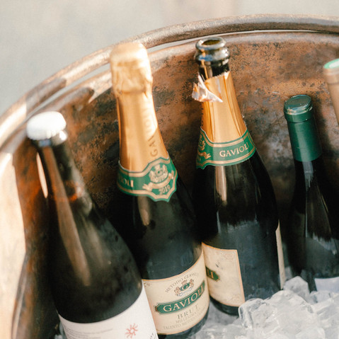 Champagnerflaschen bereit für die Hochzeitsfeier